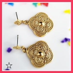 ☆5/$15 Vintage Gold Tone Details Earrings